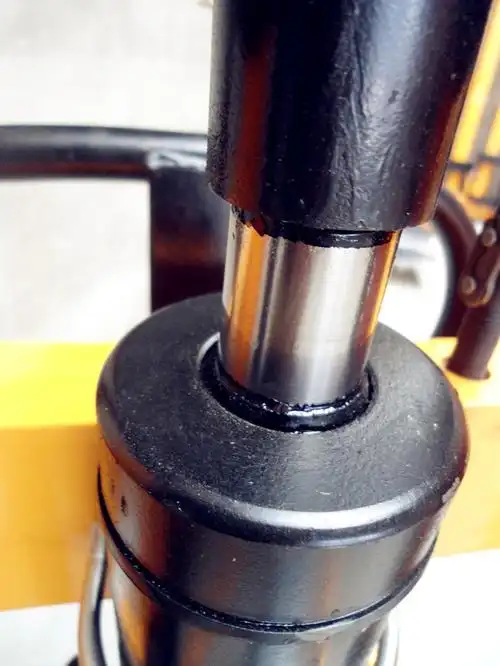 Milyen jelek jelzik, hogy a hidraulikus henger karbantartásra szorul?