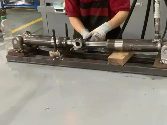 Mire kell ügyelni a hidraulikus henger szétszerelésénél?